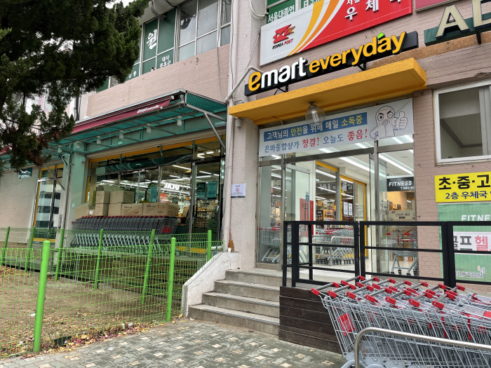서울 은마아파트 상가에 펼쳐지는 ‘유통공룡 대결’…터줏대감 롯데슈퍼 바로 옆에 이마트 에브리데이 입점