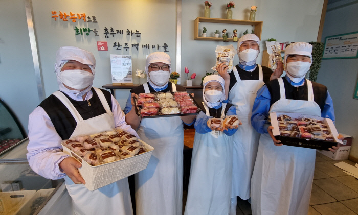 “우리에겐 평생직장” 희망의 떡 빚는 중증장애인들