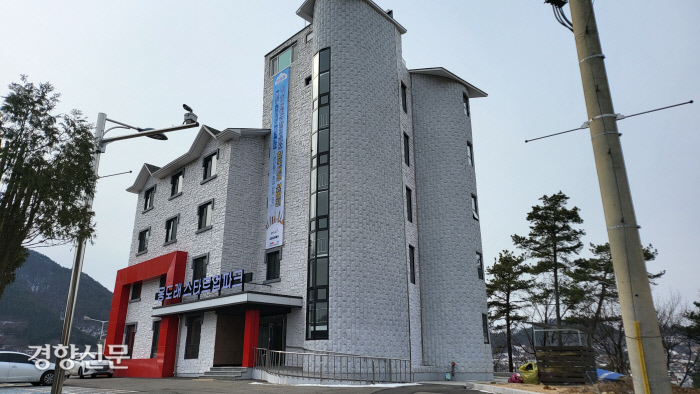 모텔·쌀 창고가 청년들 꿈 키우는 공간으로…충북 괴산군의 몽도래 언덕[현장에서]