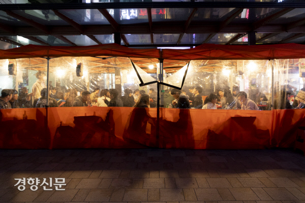 거리두기 해제 첫날, 붐비는 포장마차[경향포토]
