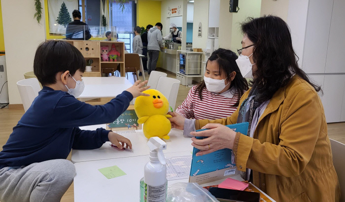 “집에선 배달음식에 유튜브만…친구들 있어 좋아요”