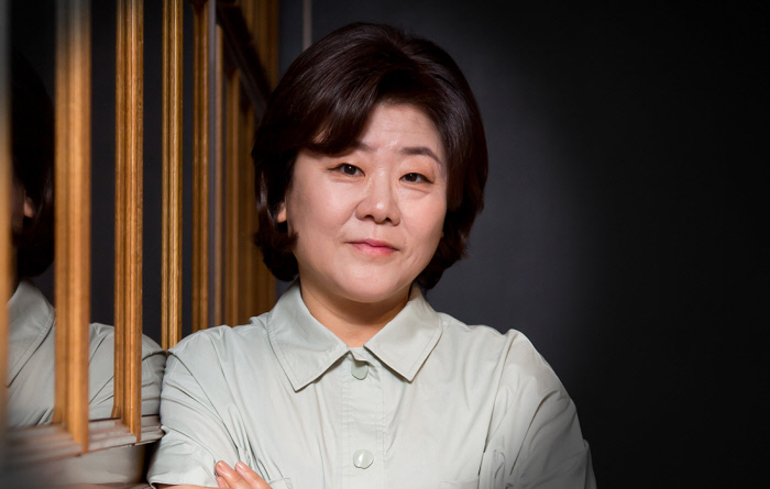 배우 이정은 “수면 아래서 반짝이는 후배 도와주는 선배가 되고 싶어요[플랫]