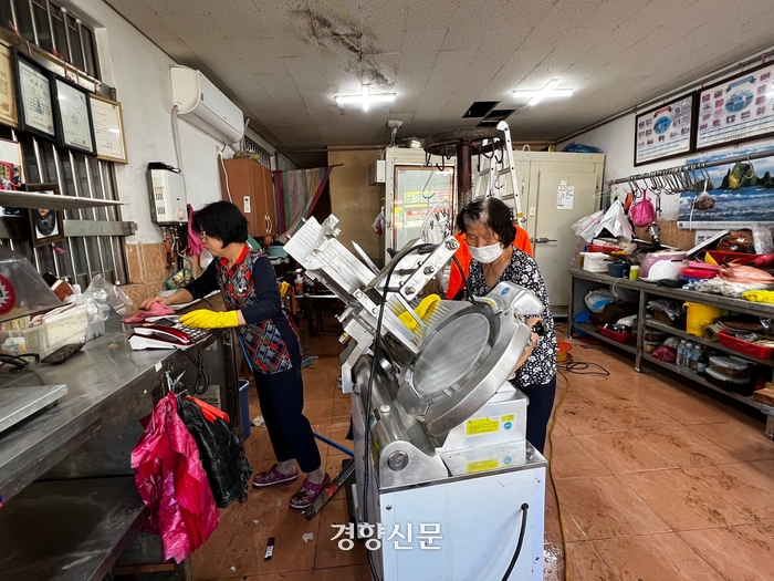 “닦아도 닦아도 나오는 흙탕물”…포항 이재민들 ‘눈물의 추석’