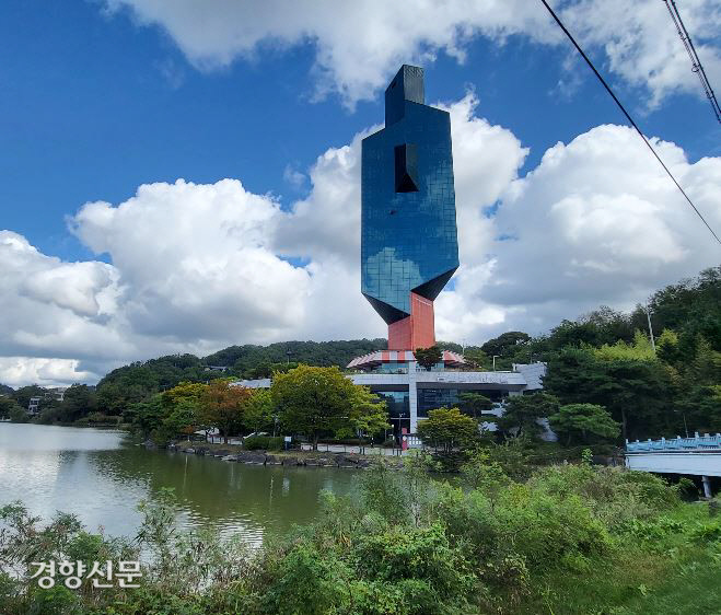 랜드마크에서 애물단지로…청주시 “명암타워 어쩌나”[현장에서]
