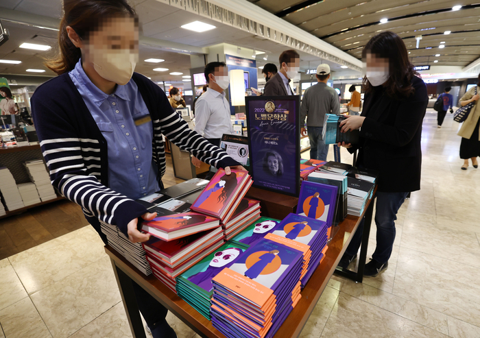 노벨문학상 아니 에르노 ‘단순한 열정’ 등 각 서점 베스트셀러 진입