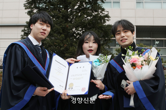 마스크 벗고 자축...코로나 대학 생활 끝[정동길 옆 사진관]