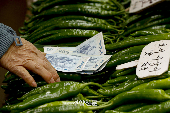 “물가폭탄에 캐리어 끌고 천안서도 와요”…‘서민들의 성지’ 경동시장 가보니