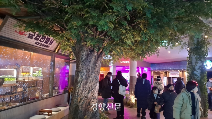 “물가폭탄에 캐리어 끌고 천안서도 와요”…‘서민들의 성지’ 경동시장 가보니