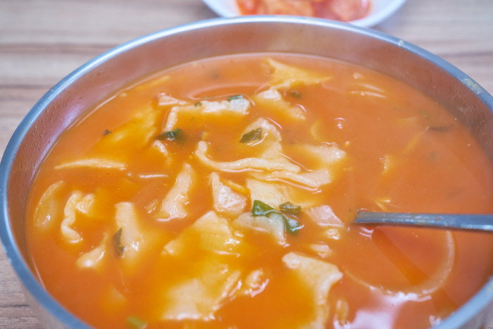 ‘초록빛 보약’ 제철 미나리…보랏빛 밑동 보일 때가 ‘제맛’[지극히 味적인 시장]