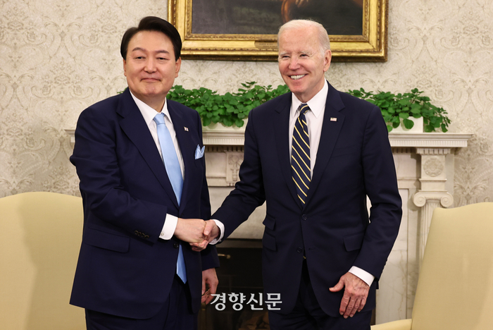 바이든, 재선시 고령 우려 질문에 “나이 몰라” 농담