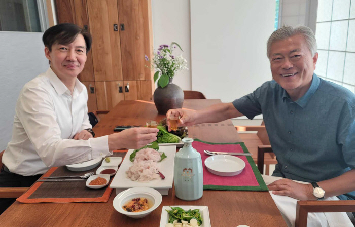 평산마을 찾아간 조국 “‘길 없는 길’ 걸어가겠다”