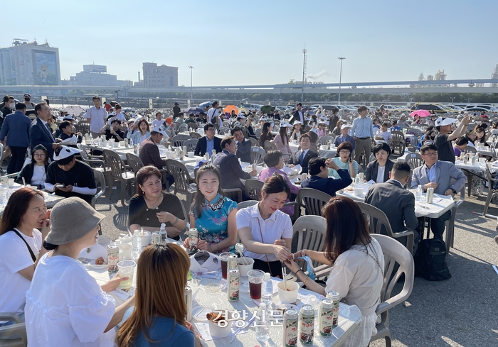 캔맥주 3000개·닭강정 1400마리…외국인 3000명 인천항서 맥강파티 ‘만끽’