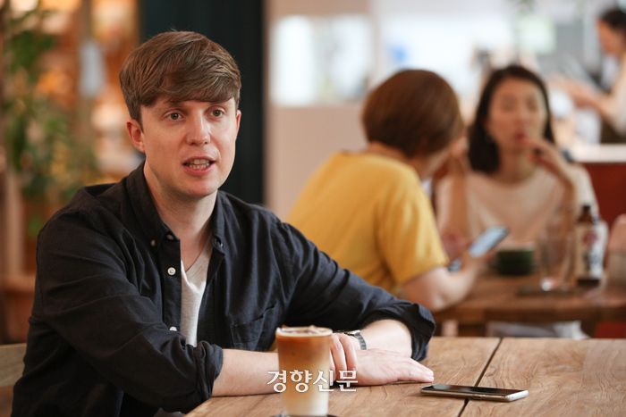 “제가 필요해서 직접 차렸죠” 방송인 줄리안이 연 가게[인터뷰]