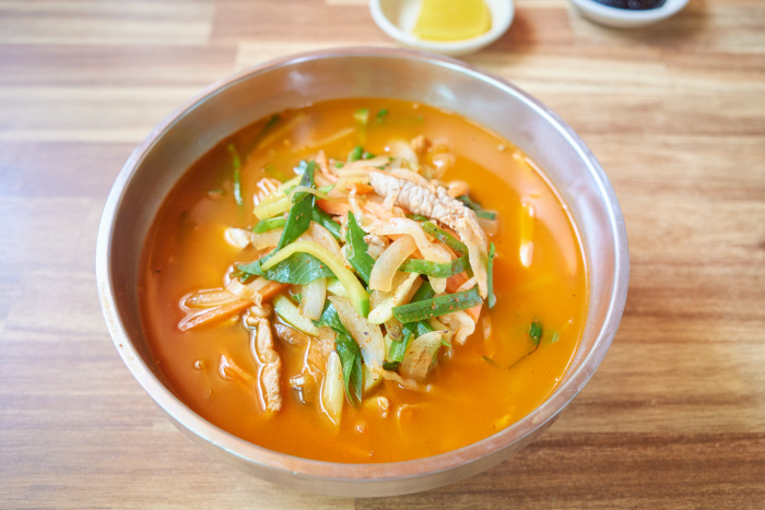 대단하진 않아도 구색은 제법, 군침도는 특산물에 위가 든든하군[지극히 味적인 시장]