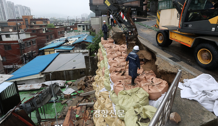 정전에, 주택 무너지고, 도로는 통제되고…장맛비에 전국 피해 속출