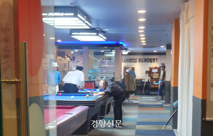 “건달 아지트는 옛말”···평일 낮에도 대기줄, 은퇴 세대 ‘사랑방’ 된 당구장