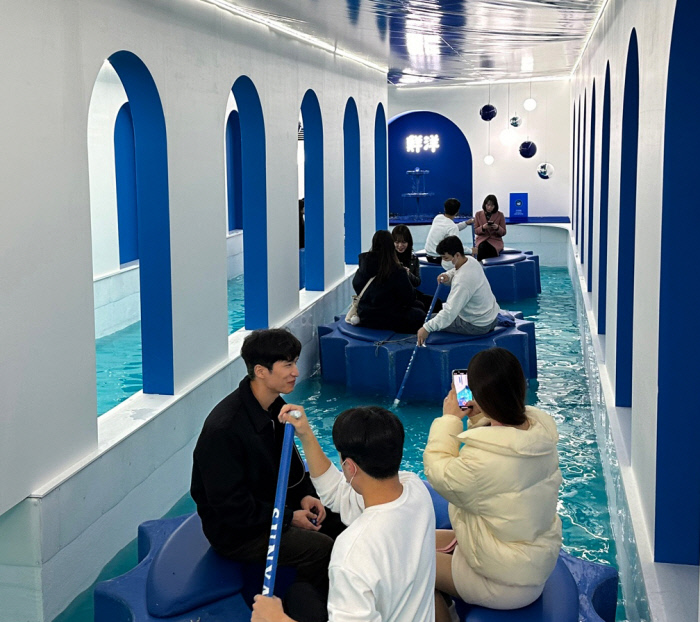 노 저으며 둥실둥실…‘선양소주’ 첫 수도권 팝업스토어[포토뉴스]