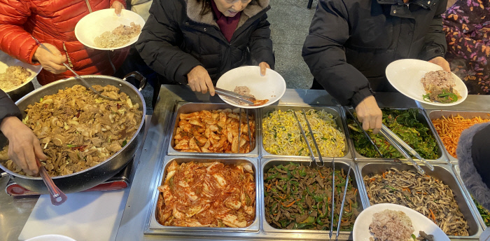 “밥 친구 있으니 꿀맛이야”…동네 어르신에 효도밥상