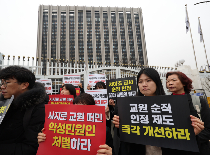민원 시달리다 숨진 교사 ‘순직 인정’···출근길 등산로 폭행에 숨진 교사도 순직 인정