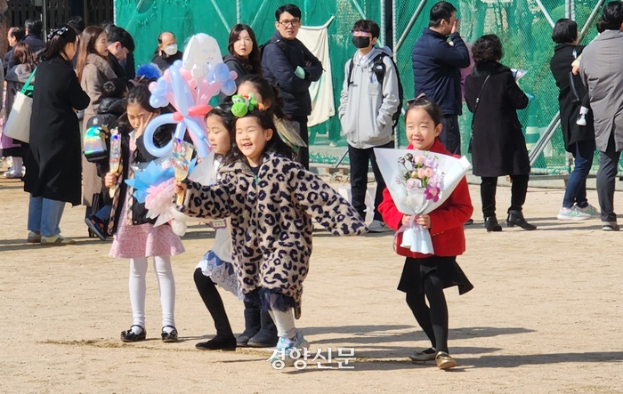 설렘·긴장 교차한 초등학교 입학식…초저출생 시대 귀해질 풍경들[현장]