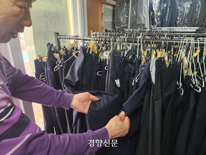 새 학기 끝났는데도 광주서 중고 교복이 잘 팔리는 이유[현장에서]