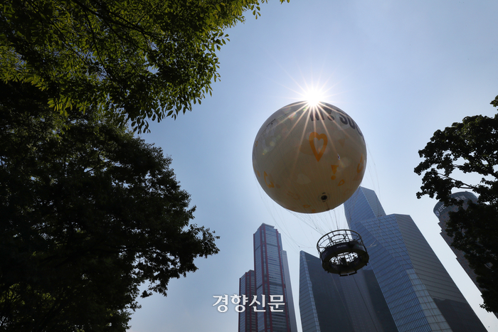 서울 하늘에 뜬 ‘해와 달’[정동길 옆 사진관]