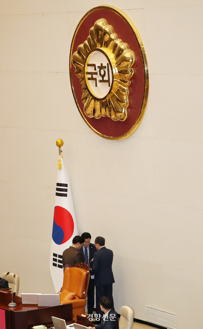 “나도 그 시간, 거기 있었을지도…”[신문 1면 사진들]