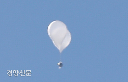 서울 상공 날아다니는 북한 오물 풍선[경향포토]
