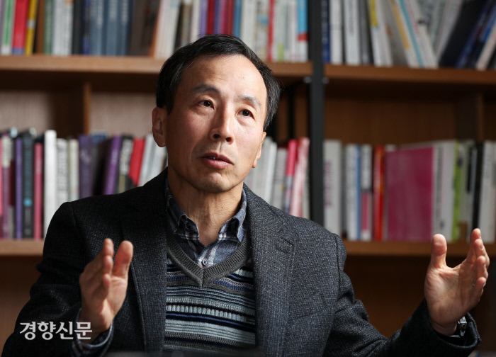 [논설위원의 단도직입]“그날 밤, 가상의 적을 향해 돌격하는 돈키호테가 떠올랐다”
