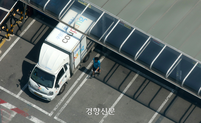 ‘찜통’ 쿠팡 배송창고···축구장 3분의2 면적에 에어컨 ‘1대’뿐