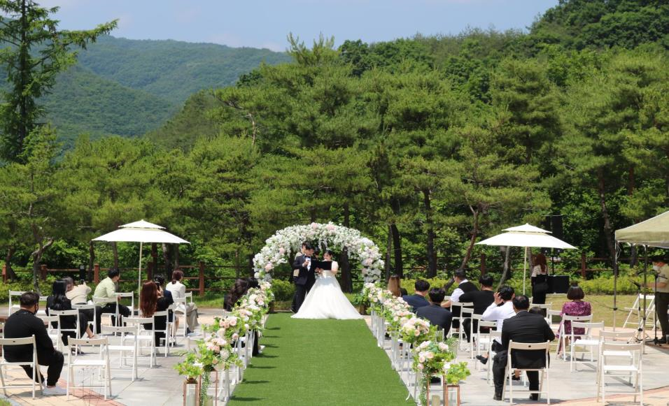 예비부부 누구나 ‘숲 결혼식’ 올리세요…국립공원 결혼식장 확대