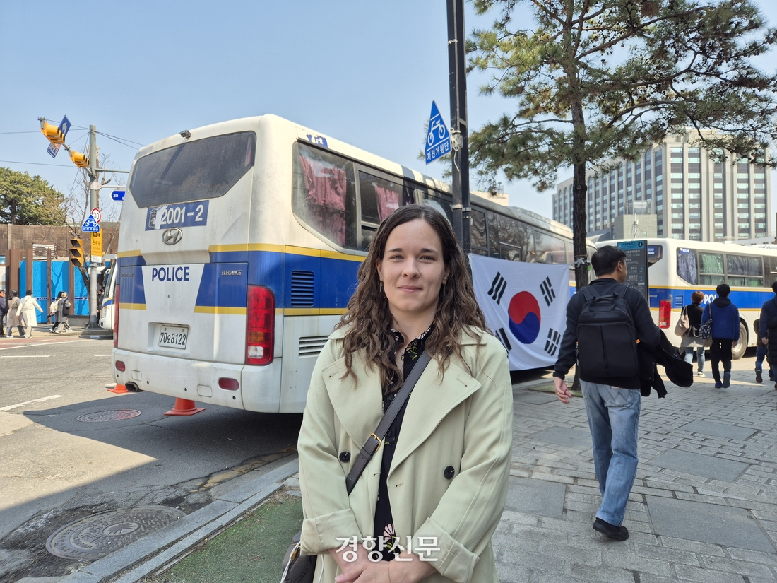 외국인들이 본 탄핵 “가장 안전한 나라에서 계엄이라니···시민들의 승리”