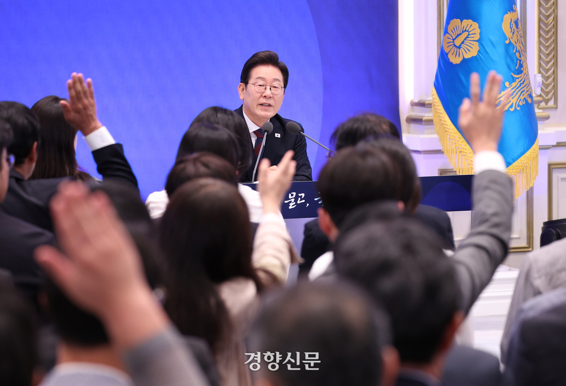 [속보]이 대통령, 차별금지법에 “민생경제가 더 시급···국회가 나서길”[취임 첫 기자회견]
