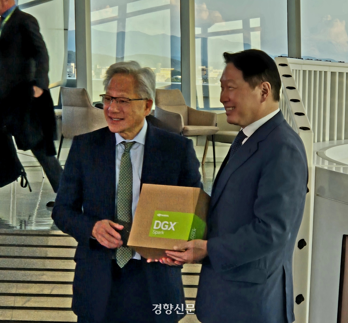 깐부회동 못했던 최태원, 석 달 만에 미국서 젠슨 황과 ‘99치킨 회동’
