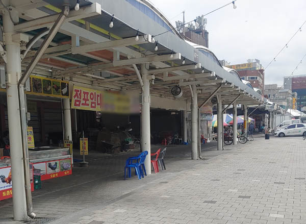 ‘흑염소’ 적힌 개고기 진열장 건너엔 ‘도살 반대운동’ 트럭