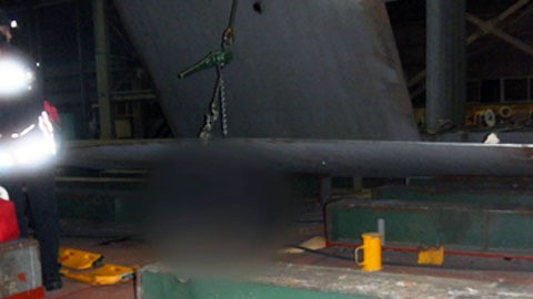 현대삼호중공업 공장 철판 추락...1명 사망
