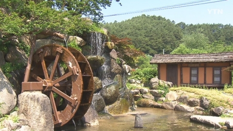 [영상] 시원한 물줄기 뿜어내는 물레방아