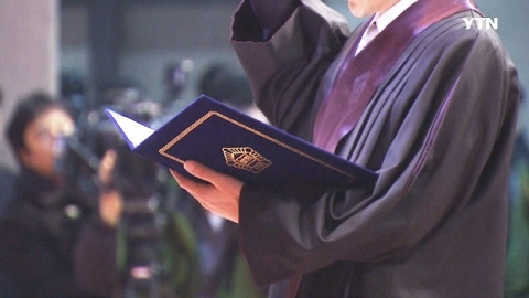 로스쿨 출신 첫 경력법관 임용...잔칫날 고발까지