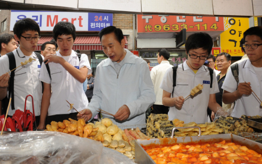 떡볶이 행보 뒤에 뻥튀기 정책