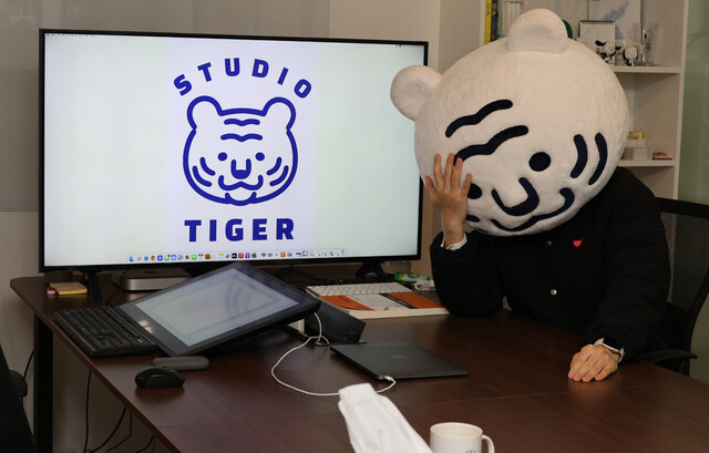 이야기는 일상에서 싹트고 자란다, < D.P. >의 김보통 작가