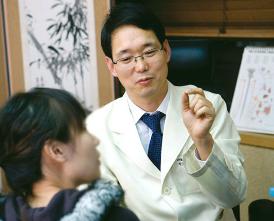 [최영철 기자의 클리닉 톡톡 ‘talk’ ] 400년 만에 부활한 ‘허임 보사법’ 호흡기 질환·이명이 말끔~