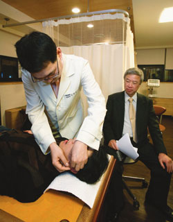[HEALTH] 일본이 인정한 비염·이명 치료 “조선 침법 배우러 왔스므니다”
