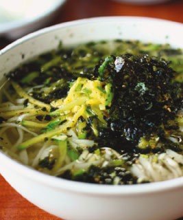 [박정배의 Food in the City] 해물 육수에 누른국수, 할머니 손맛