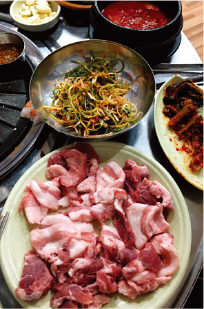[박정배의 food in the city] ‘뒷고기’, 닭발, 칼국수…서민음식 천국