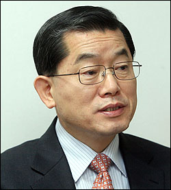꿈쩍 않던 문국현, 단일화 오픈
