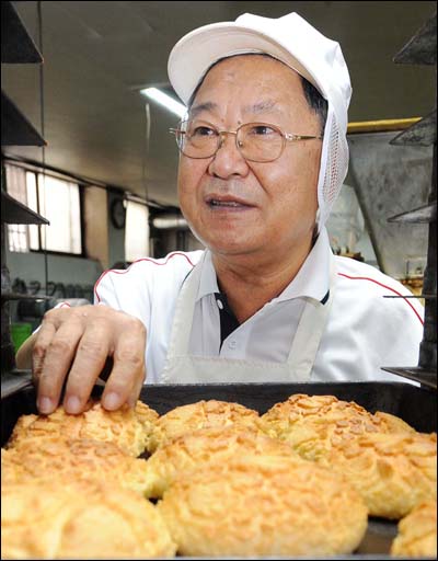 [열정 老年] 반세기 기술로 200원짜리 명품 빵 굽는다