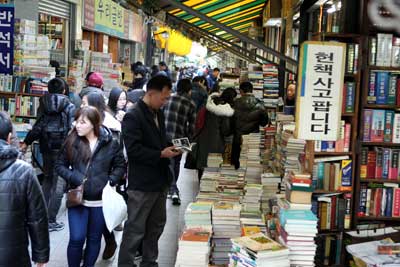 신학기 앞두고 책방골목 북적