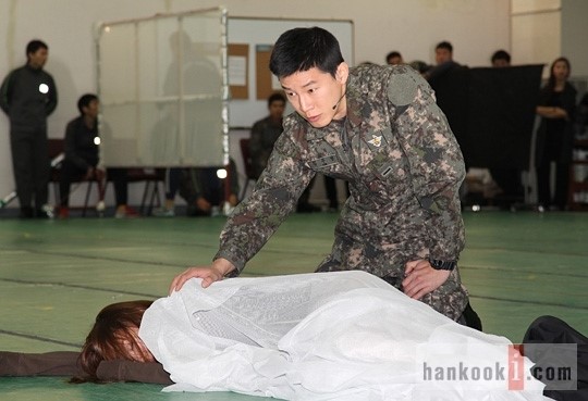 ′육군 이병′ 김무열·이특, 군기 바짝!
