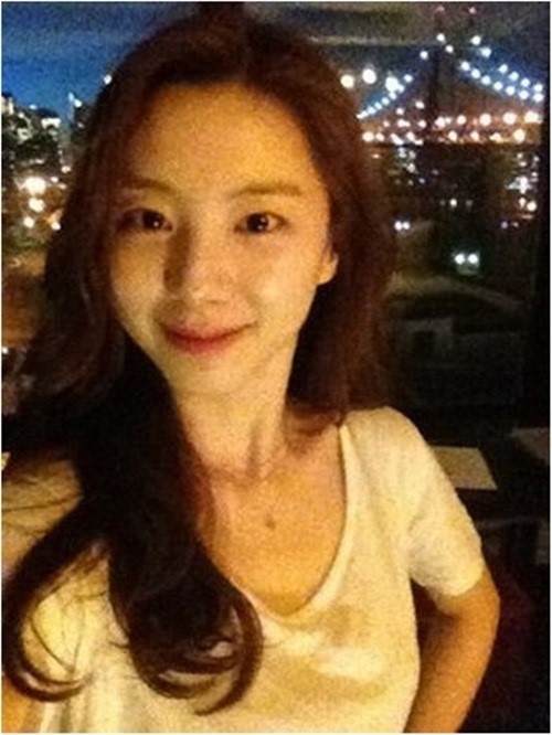 박수진 뉴욕 인증샷, 흰 티 하나에 웨이브 머리로 청순미 폭발