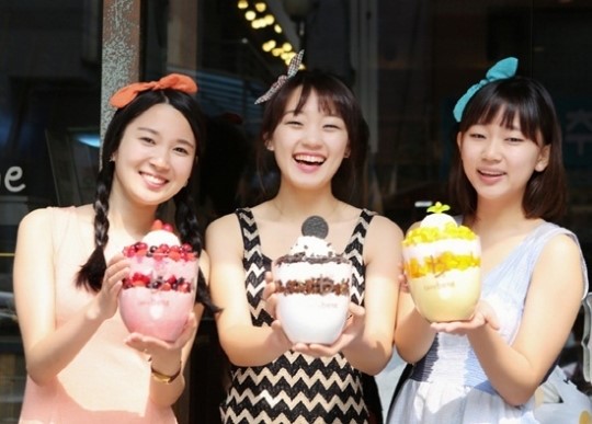 쿠키와 과일이 듬뿍 담긴 빙수 맛 볼 시간!